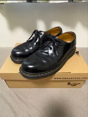 Dr. Martens 3홀