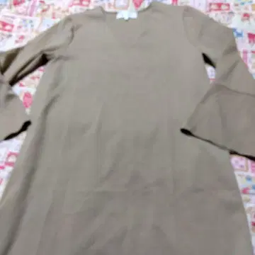 베이지 V넥 플레어 슬리브 원피스