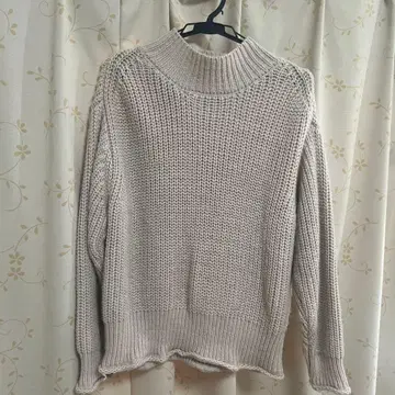 베이지 하이넥 니트 스웨터 긴팔