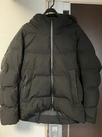 유니클로 심리스 다운 후드티 (3D 컷) 블랙