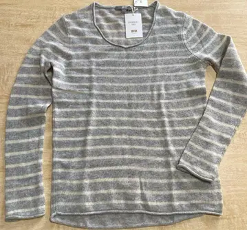 유니클로 캐시미어 100% 그레이와 화이트 스트라이프 긴팔 니트