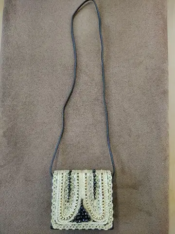 비즈 장식의 블랙과 금색 파티 백