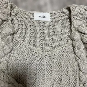 snidel 케이블 짜임 V넥 스웨터