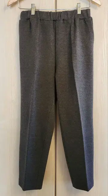 미즈이로 인드 테이퍼드 팬츠 그레이 센터 프레스