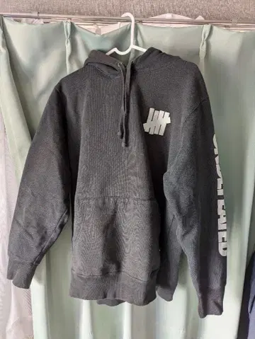 Undefeated 블랙 후드 부착 후드티 M