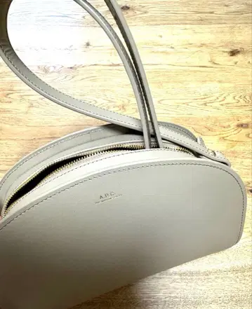 A.P.C. 베이지 라운드형 숄더백