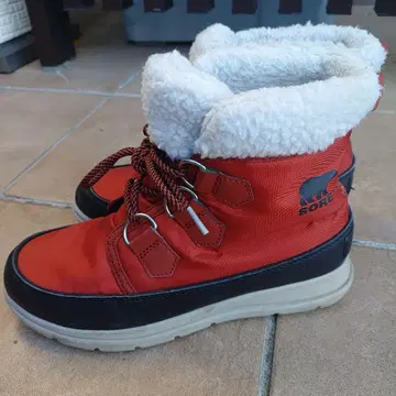 SOREL 레드 부츠