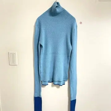 해린 도트 사이 터틀넥 리브 블루 바이컬러
