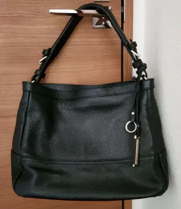 블랙 가죽 숄더백 원 숄더 참 포함 천연 가죽