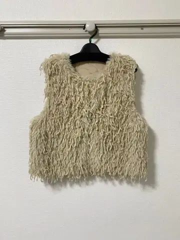 ATELIER SIX 아틀리에식스 인조 모피 베스트 베이지