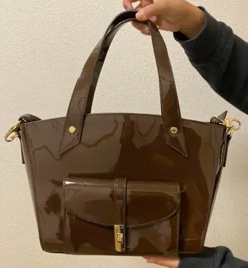 브라운 에나멜 핸드백