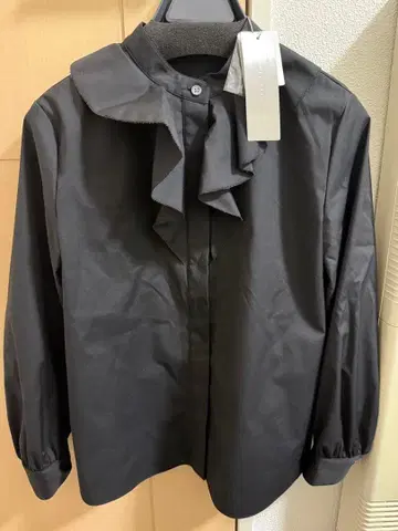 [새상품] 띠어리 럭스 프릴 셔츠 블랙 S32