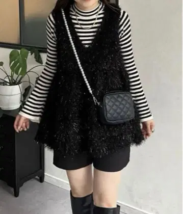 [ 새상품급 ] 팝콘 라메 샤기 V넥 페플럼 베스트 상의