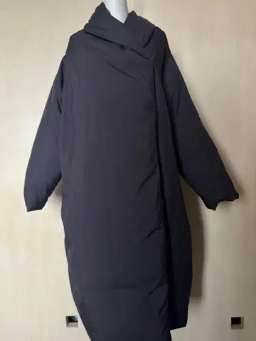 mizuiro ind 라이트 다운 드레이프 코트/블랙