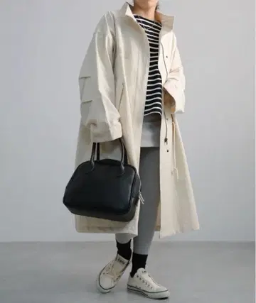 크림색 트렌치코트 미디 기장