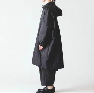 mizuiro ind/미즈이로 인드 후드 부착 라이트 다운 코트 블랙