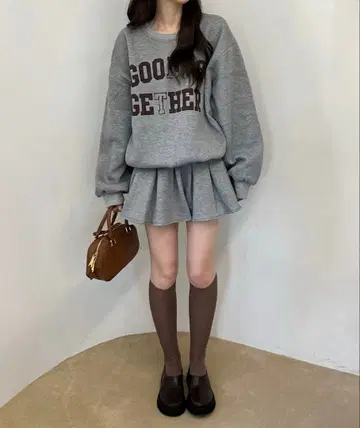 캐주얼 맨투맨 + 플리츠 스커트 셋업