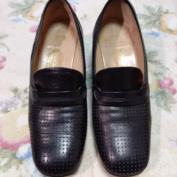 블랙 가죽 펌프스 중간 힐