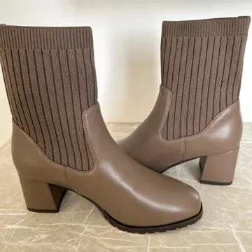 미사용 새상품 박스 포함 부츠 23.5cm