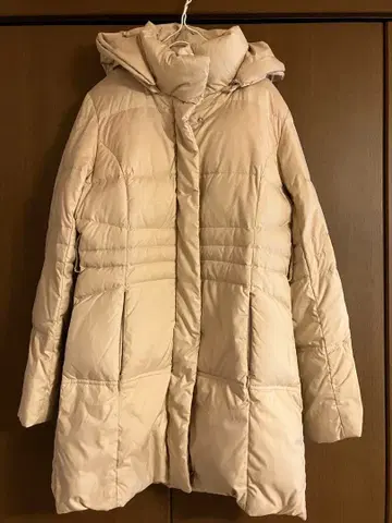 베이지 후드 부착 다운 자켓