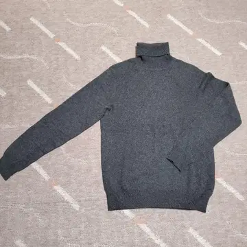유니클로 캐시미어 다크 그레이 터틀넥 스웨터