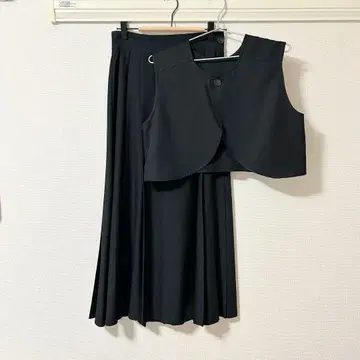 KBF 블랙 셋업 스커트와 베스트