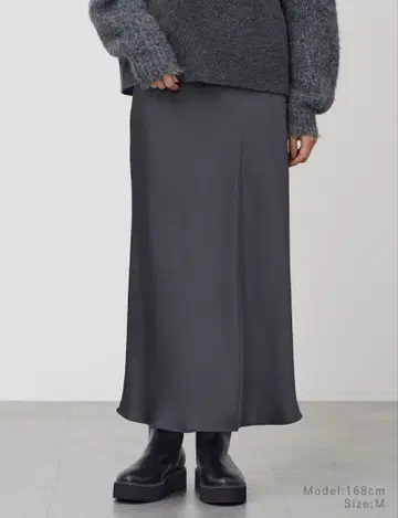 PLST 2025년 가을/겨울 모델 새틴 스커트