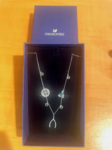 새상품급 SWAROVSKI 심볼릭 참 목걸이 실버 박스 포함