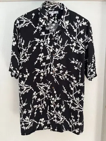 유니클로 하와이 알로하 셔츠 블랙 화이트 꽃무늬 M 사이즈