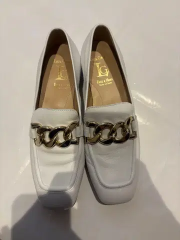 화이트 가죽 체인 로퍼