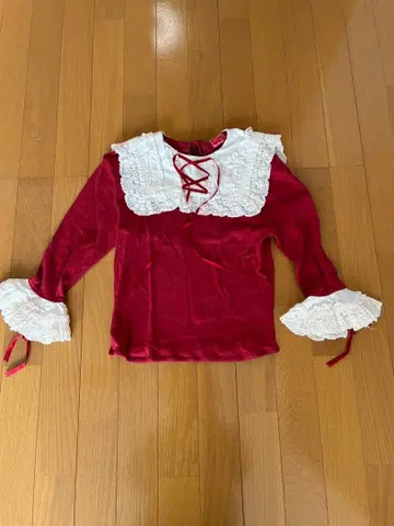 빨간색 레이스 달린 상의