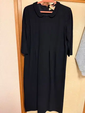 블랙 카라 부착 7부 소매 무릎 기장 원피스