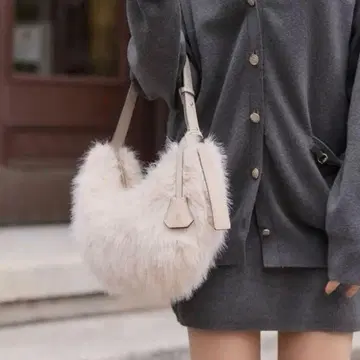 새상품 Herlipto Faux Fur Shoulder Bag ecru