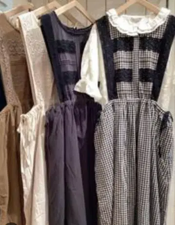 새상품 사만사 모스모스 레이스 부착 에이프런 원피스 카멜