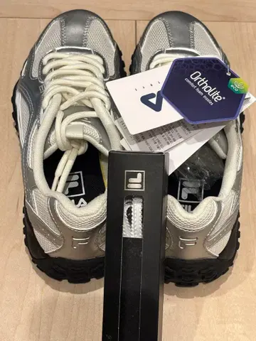 휠라 에샤페 MS 실버/그레이와 화이트 스니커즈