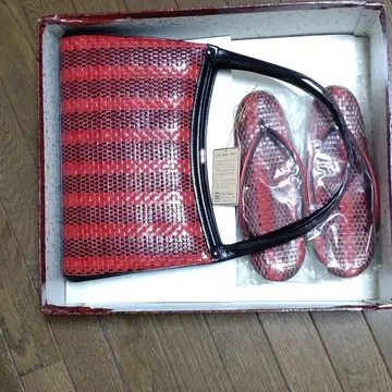 빨간색과 검은색 스트라이프 일본 의류용 가방과 조리 세트