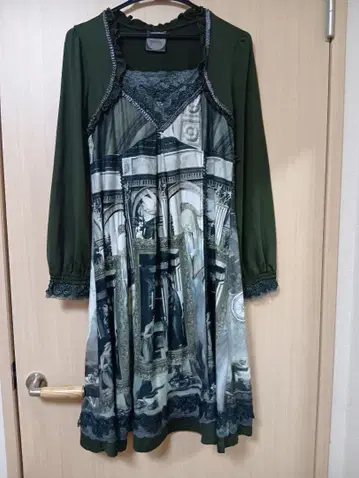 OZZ ANGERO 성서 패턴 긴팔 원피스