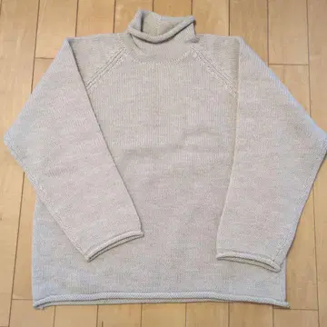 크림색 터틀넥 니트