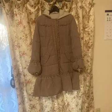 프릴 달린 그레이 코트