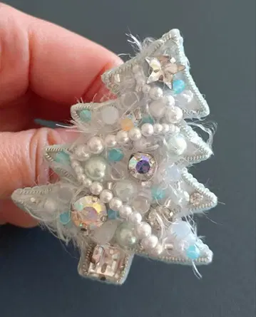 핸드메이드 비즈 자수 브로치 - 크리스마스 트리 라이트 블루