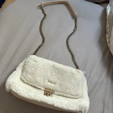 화이트 퍼 숄더백