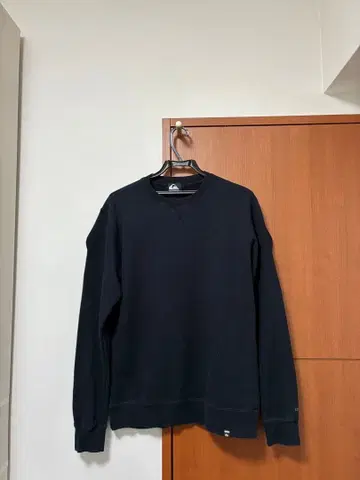 QUIKSILVER 블랙 크루넥 트레이닝복