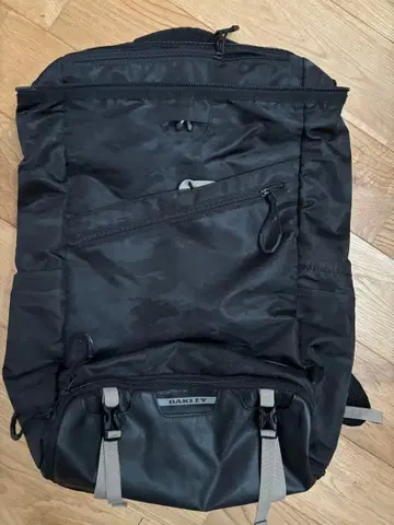 OAKLEY 블랙 백팩 카모플라쥬