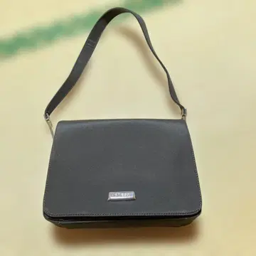 GUESS 블랙 숄더백