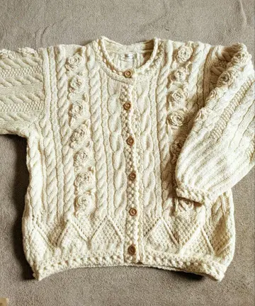 크림색 케이블 짜임 가디건 / 손뜨개질 느낌