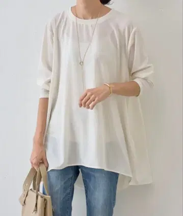 BEARDSLEY 뒷 드레이프 T 블라우스 아이보리