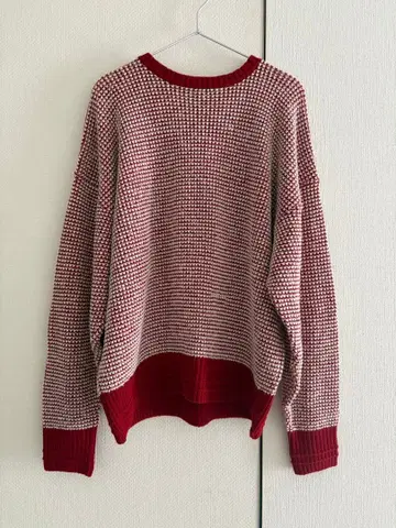 티나 조준 빨간색 x 화이트 긴팔 니트