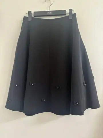 Rene 블랙 플레어 스커트 리본과 펄 장식