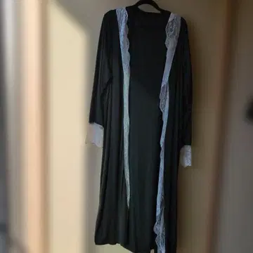 레이스 달린 블랙 롱 가운