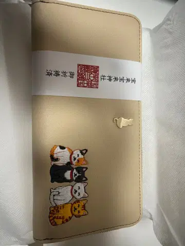 행운을 부르는 새끼 고양이 자수 지갑 베이지 장지갑